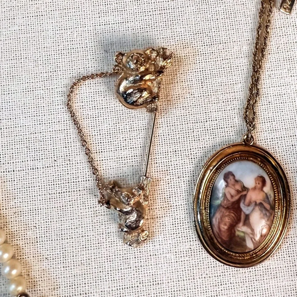 Avon Gold Koala Stick Brooch‎